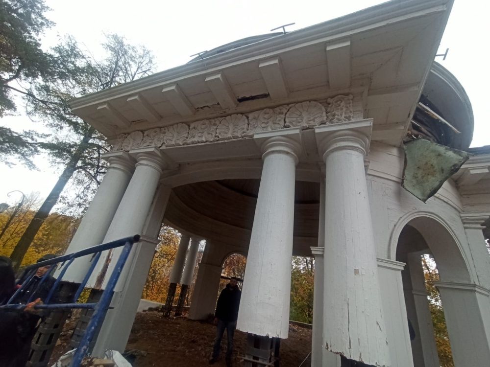 В Александровском саду продолжили восстановление ротонд